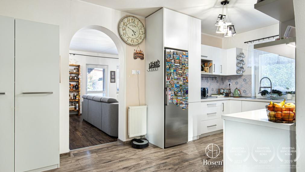 BOSEN | 5i RD s fotovoltikou a dokonalou  záhradou na relax v T. Hradskej