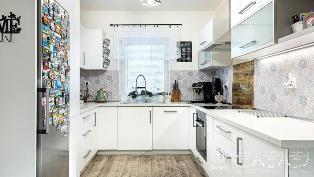 BOSEN | 5i RD s fotovoltikou a dokonalou  záhradou na relax v T. Hradskej