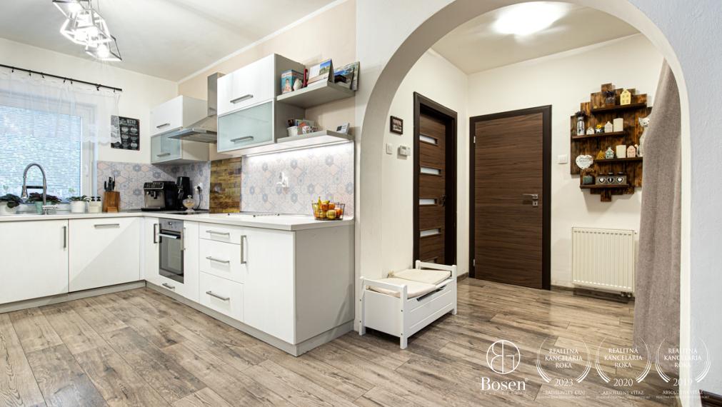 BOSEN | 5i RD s fotovoltikou a dokonalou  záhradou na relax v T. Hradskej