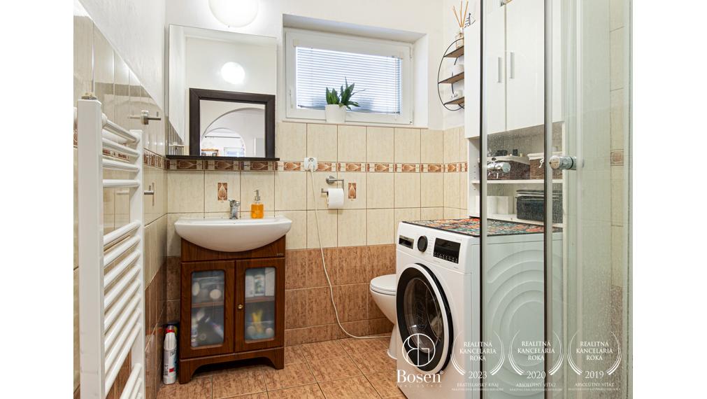 BOSEN | 5i RD s fotovoltikou a dokonalou  záhradou na relax v T. Hradskej