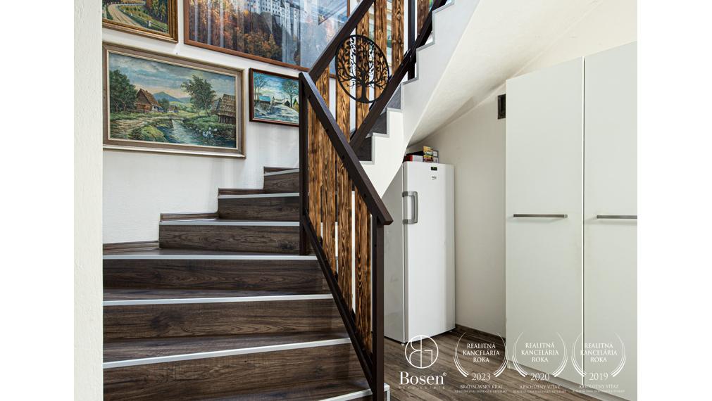 BOSEN | 5i RD s fotovoltikou a dokonalou  záhradou na relax v T. Hradskej