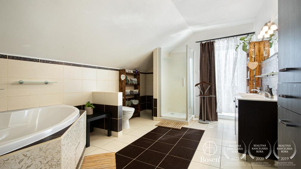 BOSEN | 5i RD s fotovoltikou a dokonalou  záhradou na relax v T. Hradskej