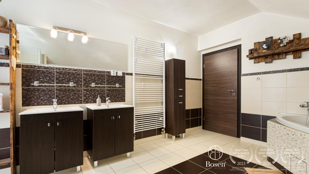 BOSEN | 5i RD s fotovoltikou a dokonalou  záhradou na relax v T. Hradskej