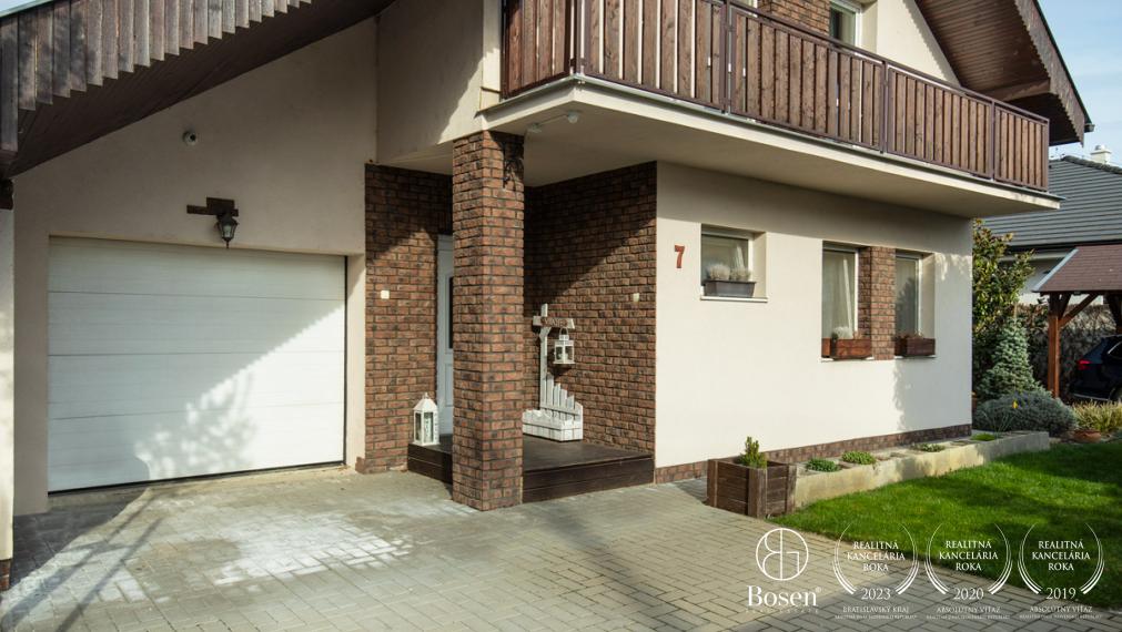 BOSEN | 5i RD s fotovoltikou a dokonalou  záhradou na relax v T. Hradskej