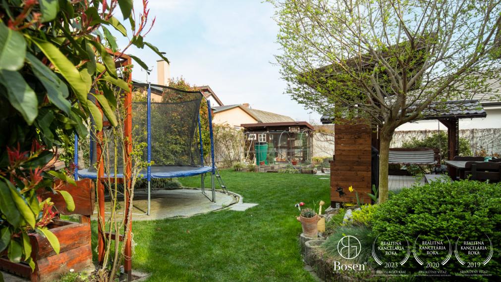BOSEN | 5i RD s fotovoltikou a dokonalou  záhradou na relax v T. Hradskej