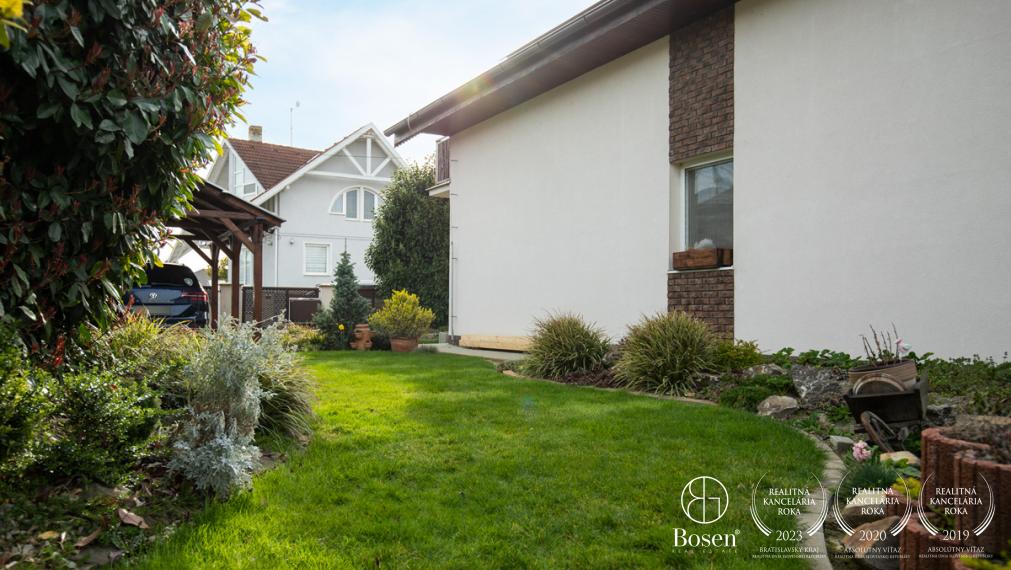 BOSEN | 5i RD s fotovoltikou a dokonalou  záhradou na relax v T. Hradskej