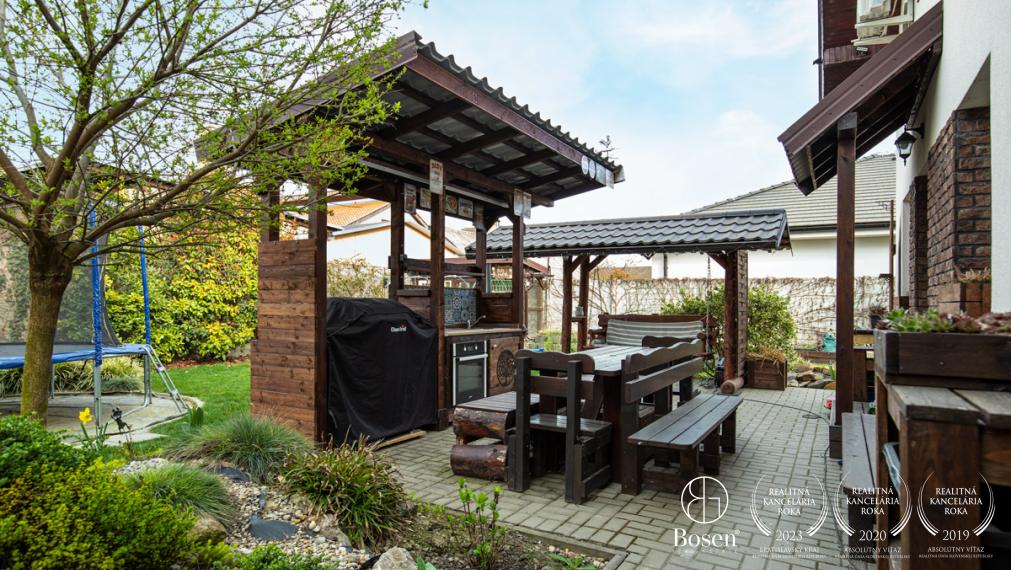 BOSEN | 5i RD s fotovoltikou a dokonalou  záhradou na relax v T. Hradskej