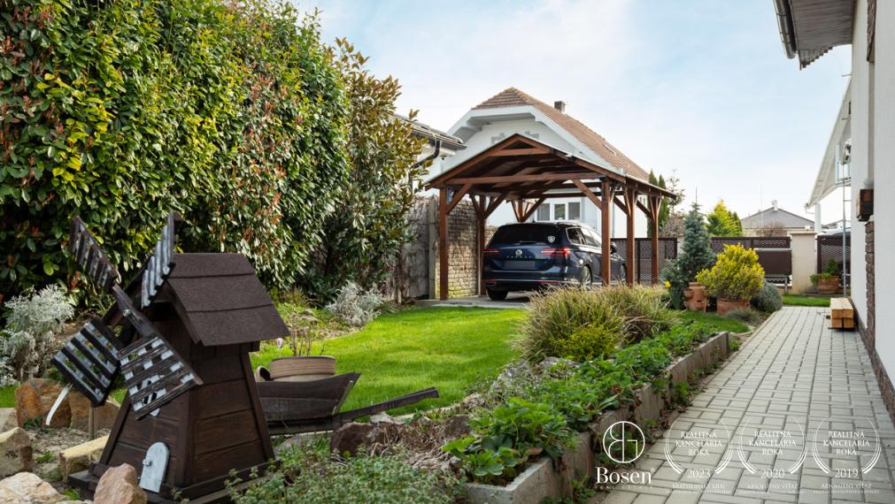 BOSEN | 5i RD s fotovoltikou a dokonalou  záhradou na relax v T. Hradskej