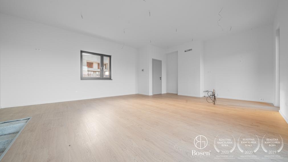 Bosen / 4 izbový byt s terasou a krásnym výhľadom na les