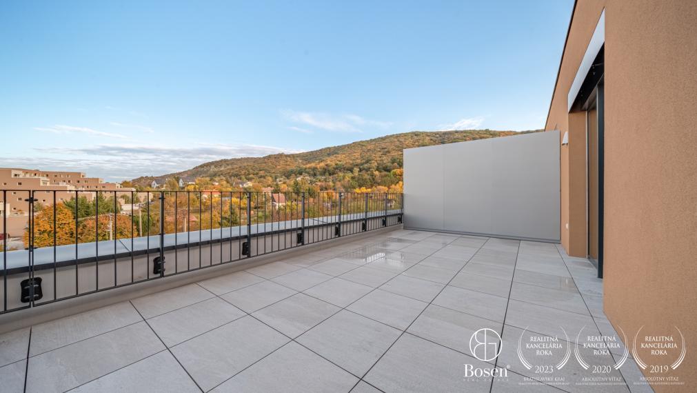 Bosen / 4 izbový byt s terasou a krásnym výhľadom na les