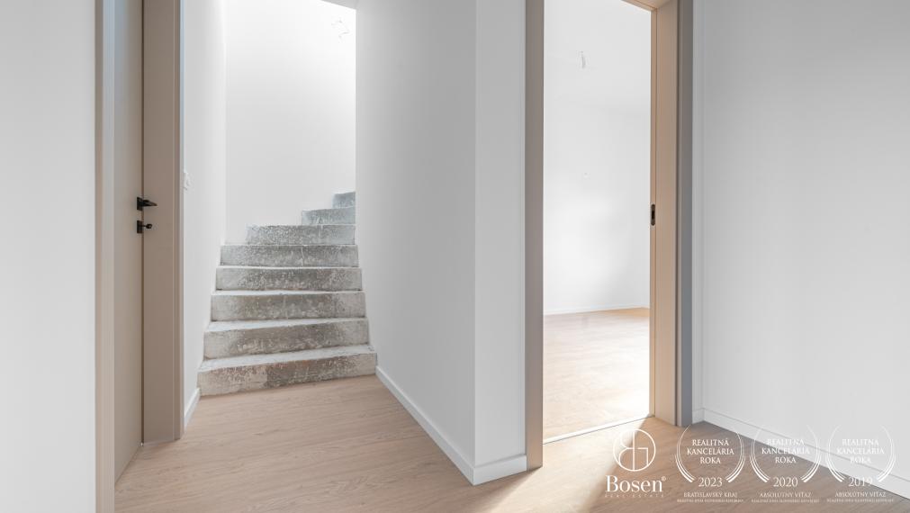 Bosen / 4 izbový byt s terasou a krásnym výhľadom na les