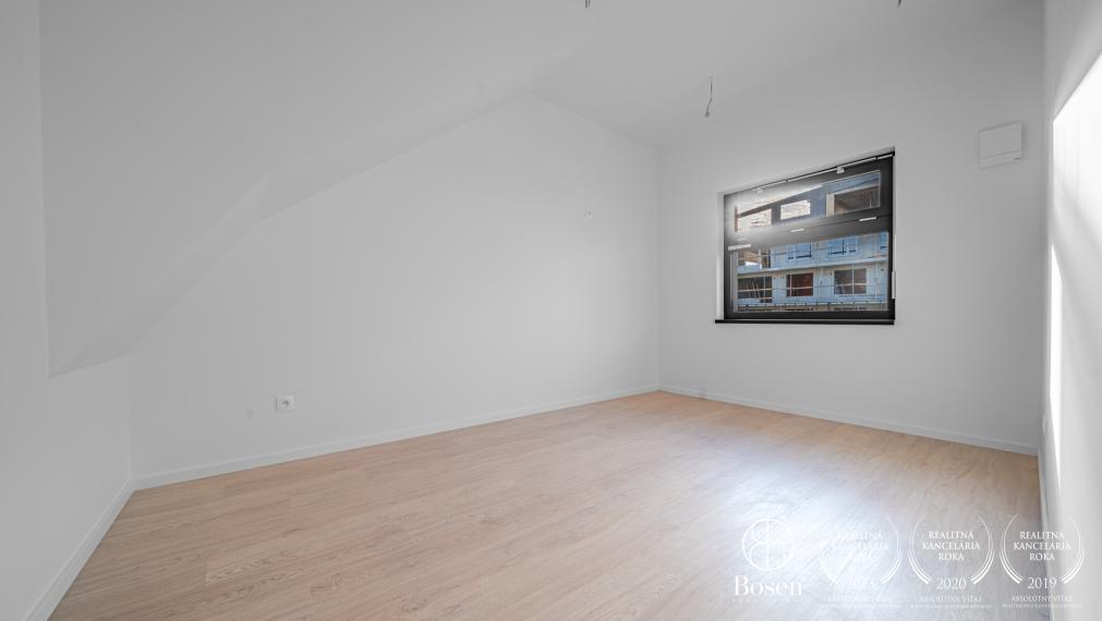 Bosen / 4 izbový byt s terasou a krásnym výhľadom na les