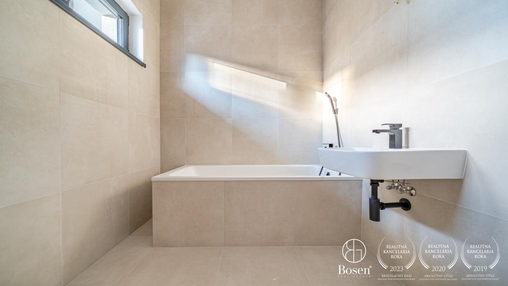 Bosen / 4 izbový byt s terasou a krásnym výhľadom na les