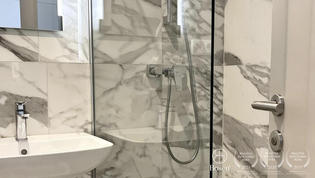 LOYALTERS | Na predaj 1 izbový byt s predzáhradkou a garážovým státím v novostavbe - Rovinka