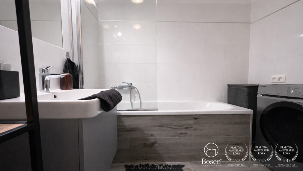 BOSEN | Na prenájom 3i byt v centre mesta s parkingom - Olbrachtova ulica