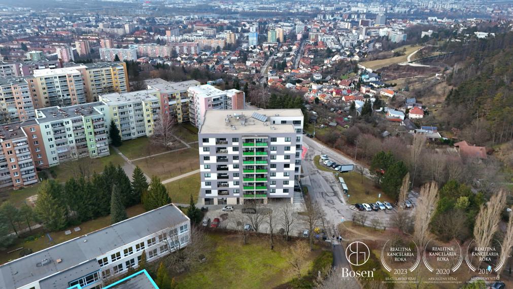 BOSEN| Na prenájom zariadený 2i byt s parkovacím miestom