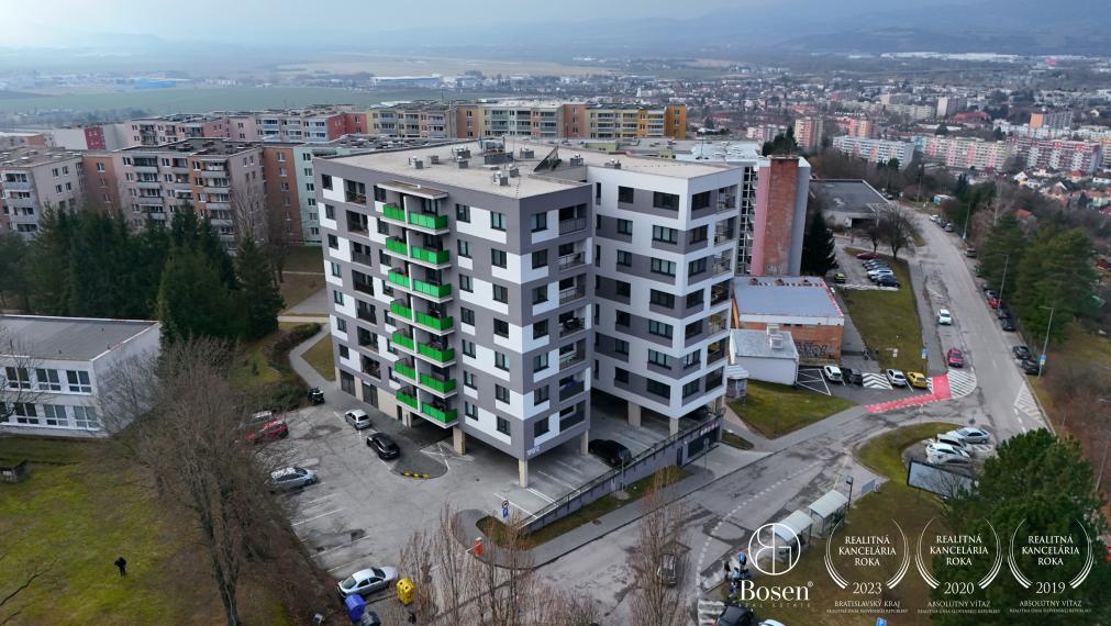 BOSEN| Na prenájom zariadený 2i byt s parkovacím miestom