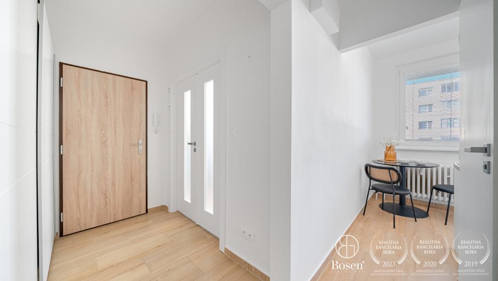 BOSEN | Svetlý 1 izbový byt s balkónom - zariadený, 36,38 m2