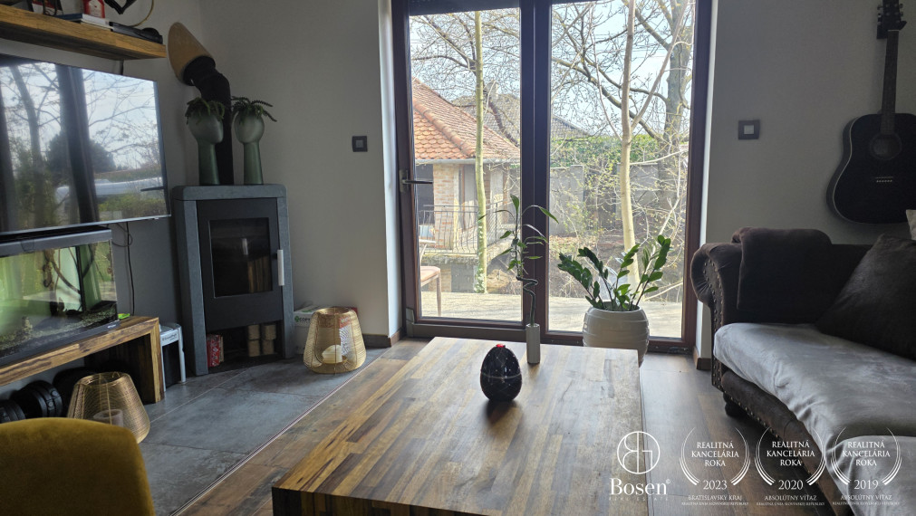 BOSEN | Rodinný dom so súkromným jazerom a bazénom v Trstenej na Ostrove