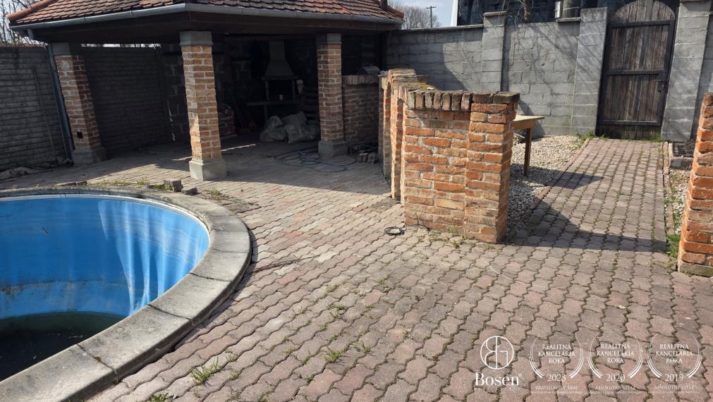 BOSEN | Rodinný dom so súkromným jazerom a bazénom v Trstenej na Ostrove