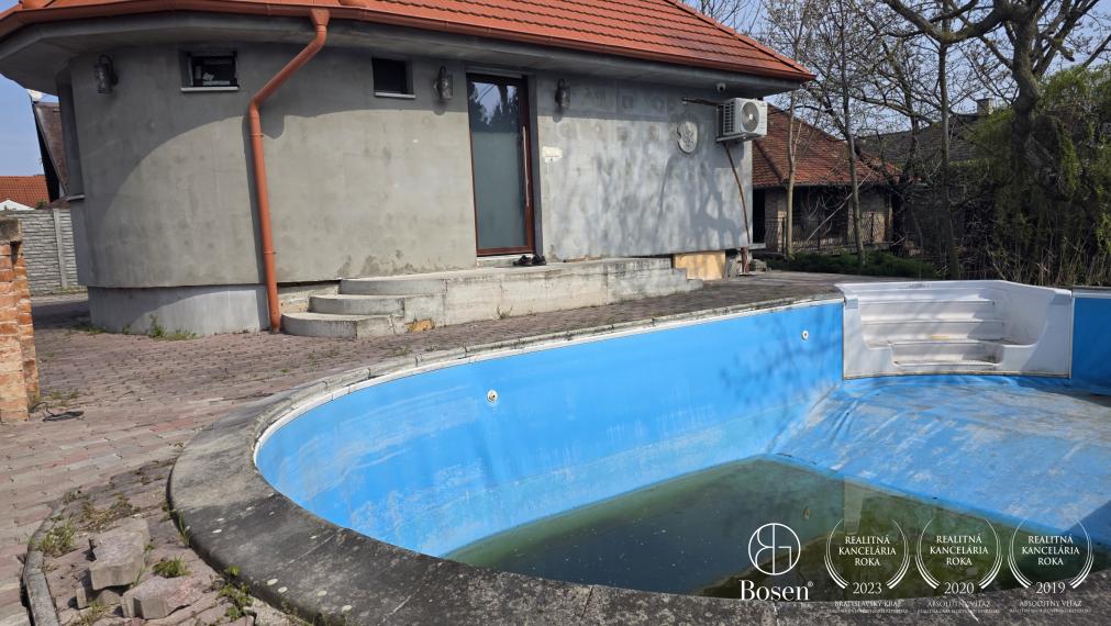 BOSEN | Rodinný dom so súkromným jazerom a bazénom v Trstenej na Ostrove