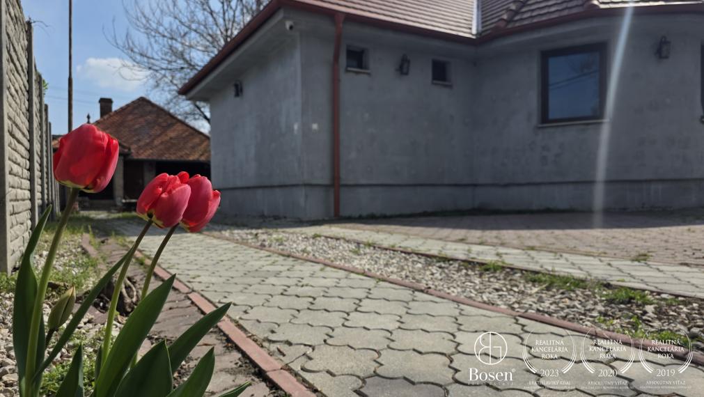 BOSEN | Rodinný dom so súkromným jazerom a bazénom v Trstenej na Ostrove