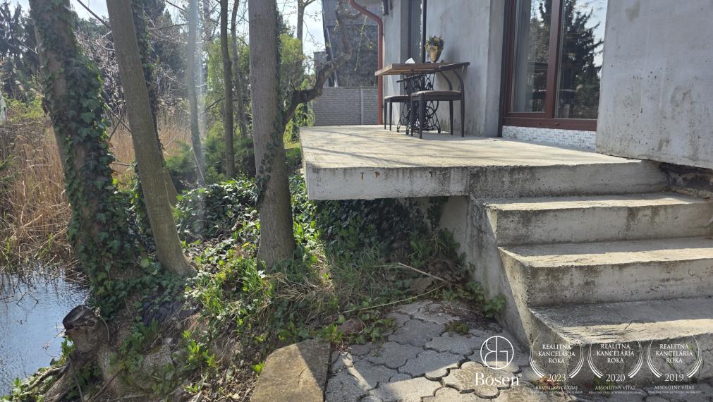 BOSEN | Rodinný dom so súkromným jazerom a bazénom v Trstenej na Ostrove