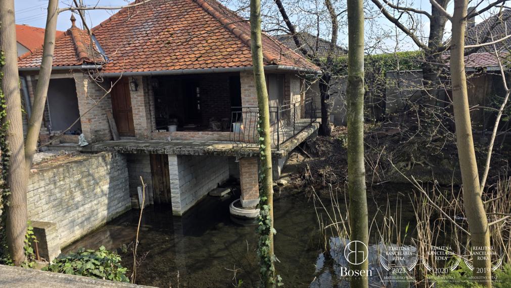 BOSEN | Rodinný dom so súkromným jazerom a bazénom v Trstenej na Ostrove