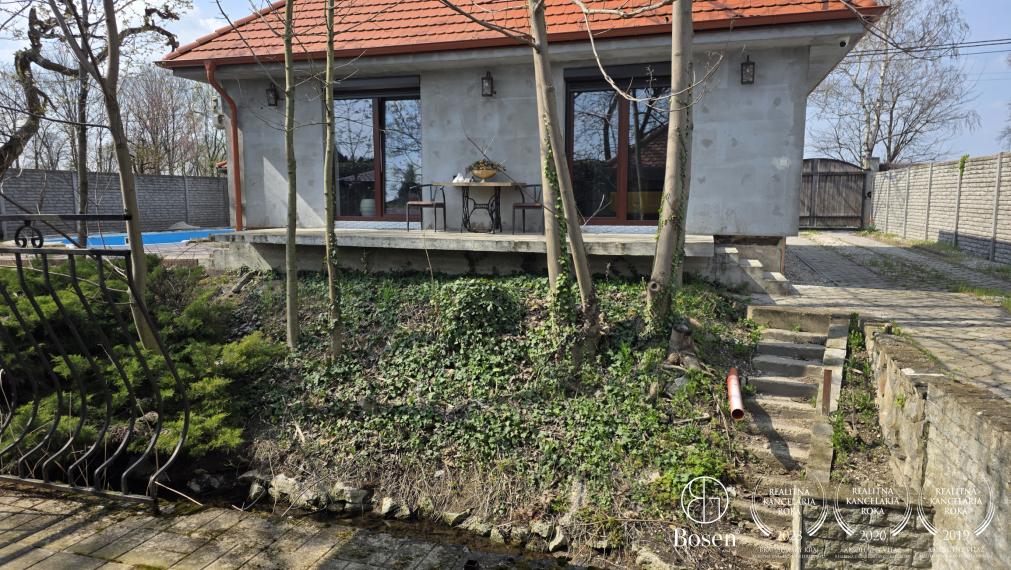 BOSEN | Rodinný dom so súkromným jazerom a bazénom v Trstenej na Ostrove