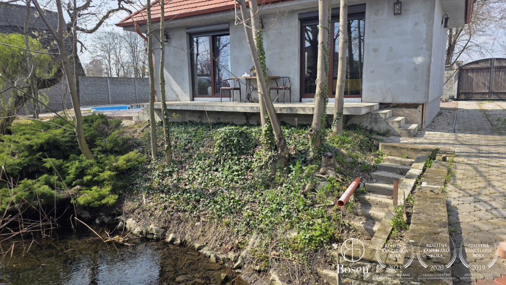 BOSEN | Rodinný dom so súkromným jazerom a bazénom v Trstenej na Ostrove