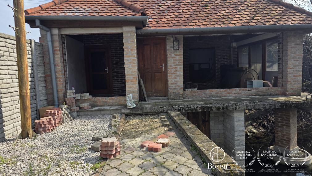 BOSEN | Rodinný dom so súkromným jazerom a bazénom v Trstenej na Ostrove