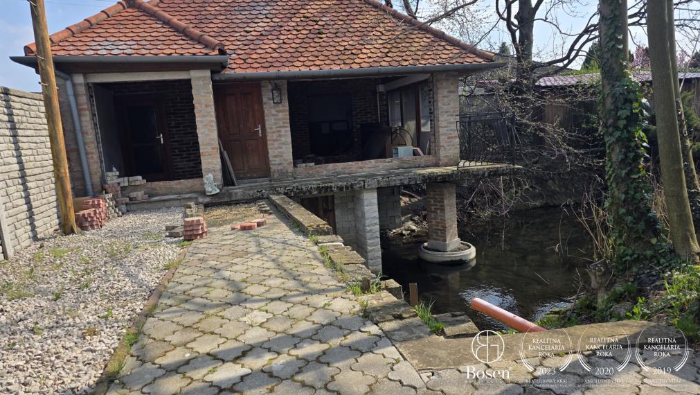 BOSEN | Rodinný dom so súkromným jazerom a bazénom v Trstenej na Ostrove