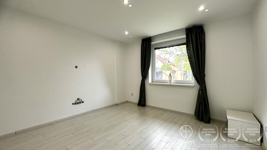 BOSEN | Nadštandardný 4-izbový rodinný dom s vedľajšou budovou v obci Trstice