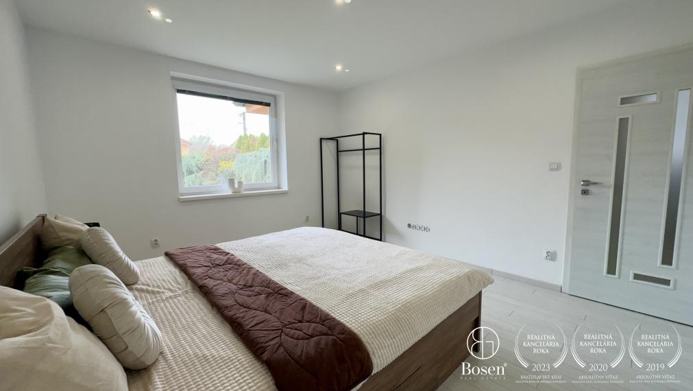 BOSEN | Nadštandardný 4-izbový rodinný dom s vedľajšou budovou v obci Trstice