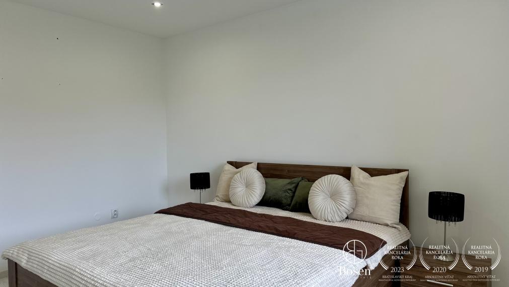 BOSEN | Nadštandardný 4-izbový rodinný dom s vedľajšou budovou v obci Trstice