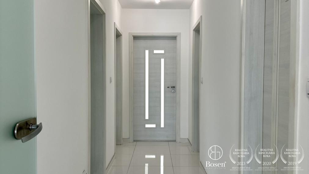 BOSEN | Nadštandardný 4-izbový rodinný dom s vedľajšou budovou v obci Trstice