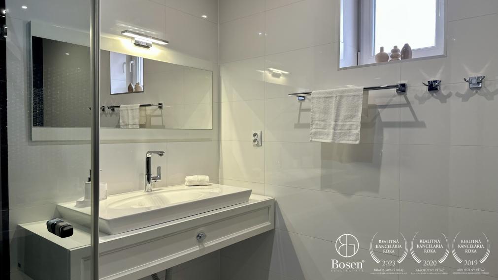 BOSEN | Nadštandardný 4-izbový rodinný dom s vedľajšou budovou v obci Trstice