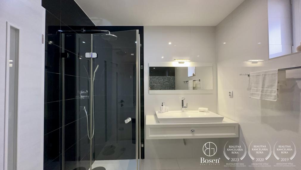 BOSEN | Nadštandardný 4-izbový rodinný dom s vedľajšou budovou v obci Trstice