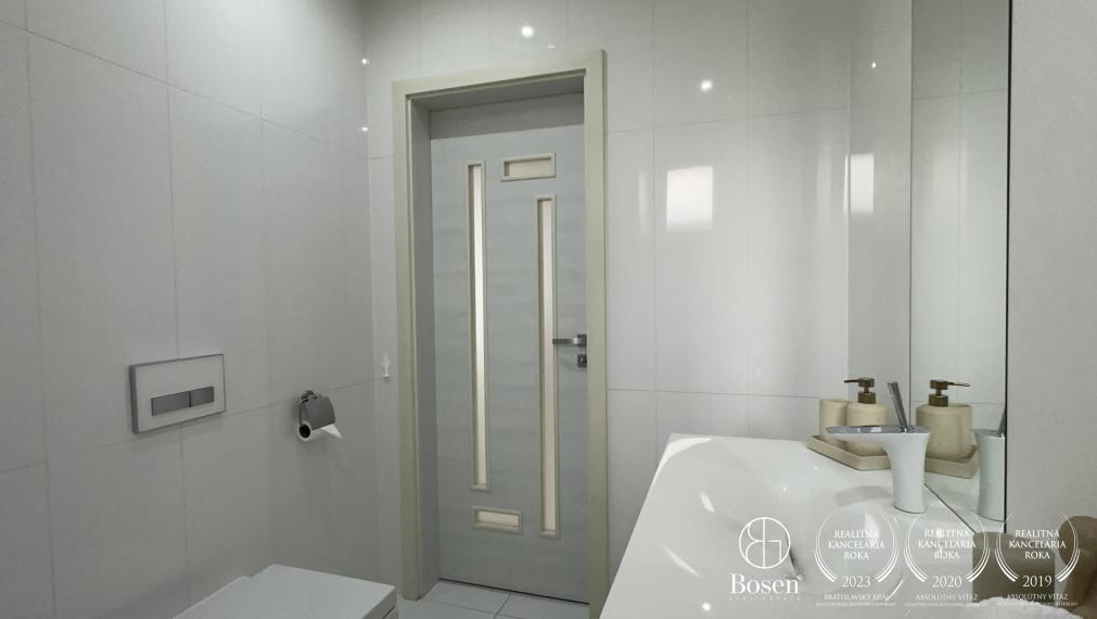 BOSEN | Nadštandardný 4-izbový rodinný dom s vedľajšou budovou v obci Trstice