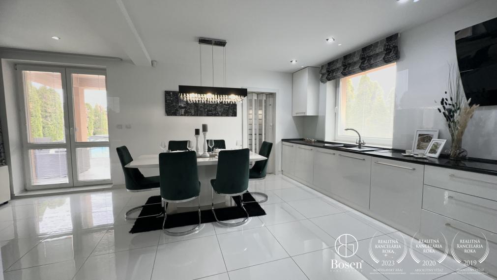 BOSEN | Nadštandardný 4-izbový rodinný dom s vedľajšou budovou v obci Trstice