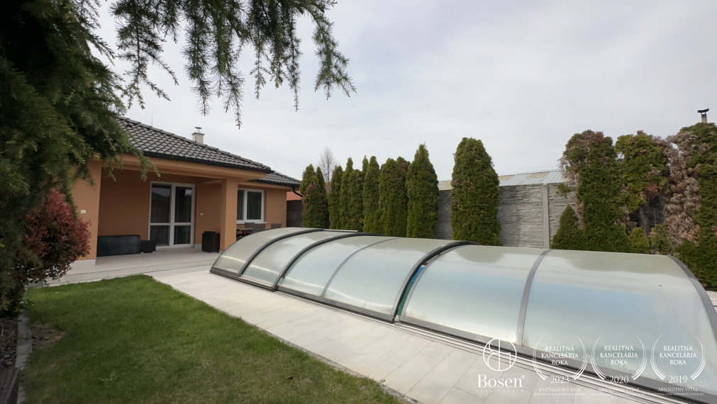 BOSEN | Nadštandardný 4-izbový rodinný dom s vedľajšou budovou v obci Trstice