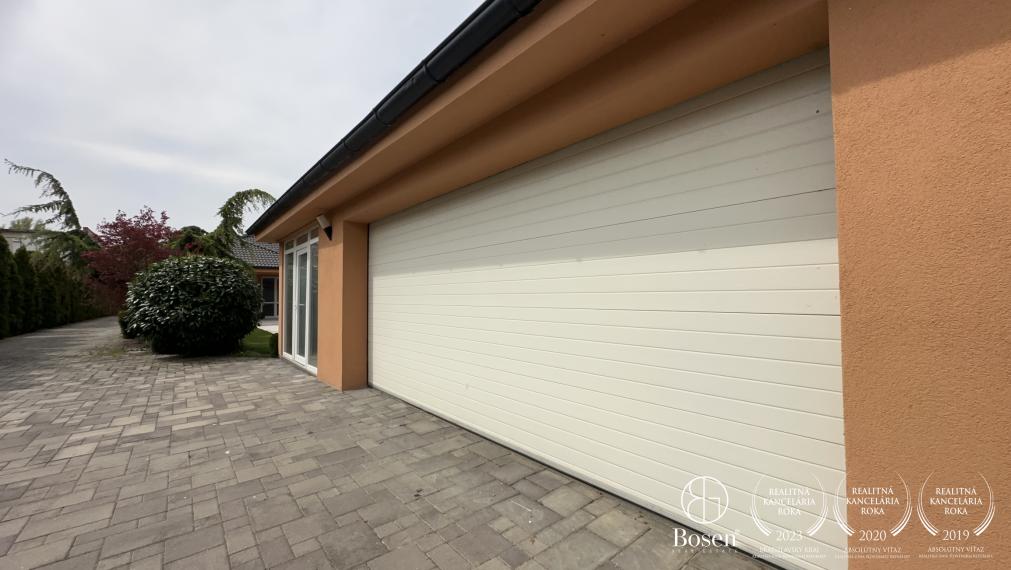 BOSEN | Nadštandardný 4-izbový rodinný dom s vedľajšou budovou v obci Trstice