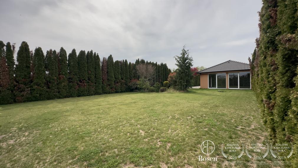 BOSEN | Nadštandardný 4-izbový rodinný dom s vedľajšou budovou v obci Trstice
