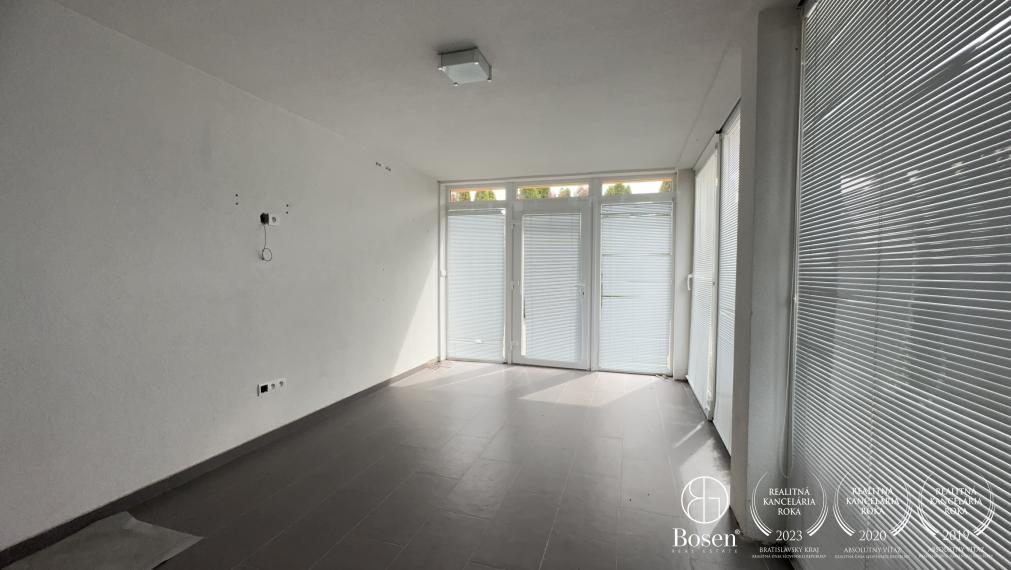 BOSEN | Nadštandardný 4-izbový rodinný dom s vedľajšou budovou v obci Trstice