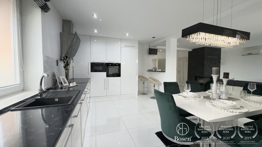 BOSEN | Nadštandardný 4-izbový rodinný dom s vedľajšou budovou v obci Trstice