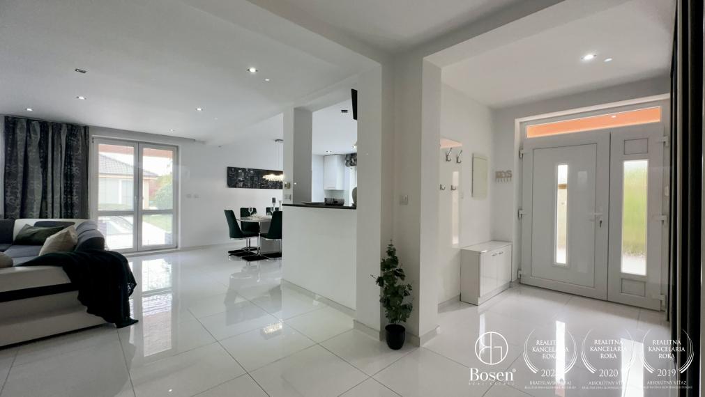 BOSEN | Nadštandardný 4-izbový rodinný dom s vedľajšou budovou v obci Trstice