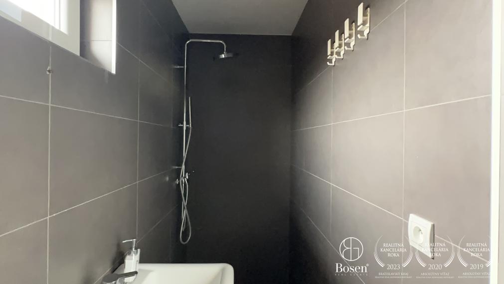 BOSEN | Nadštandardný 4-izbový rodinný dom s vedľajšou budovou v obci Trstice