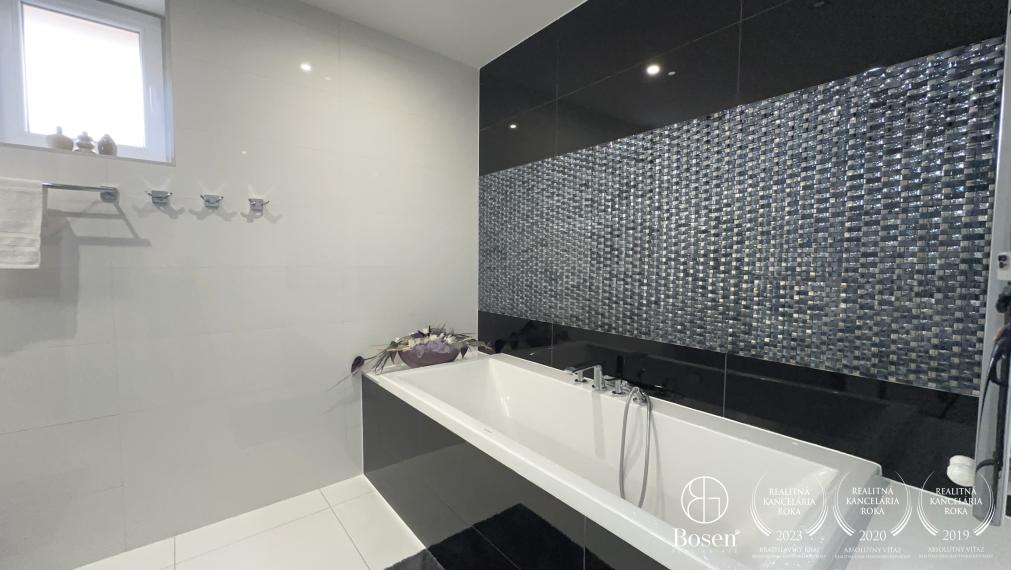 BOSEN | Nadštandardný 4-izbový rodinný dom s vedľajšou budovou v obci Trstice