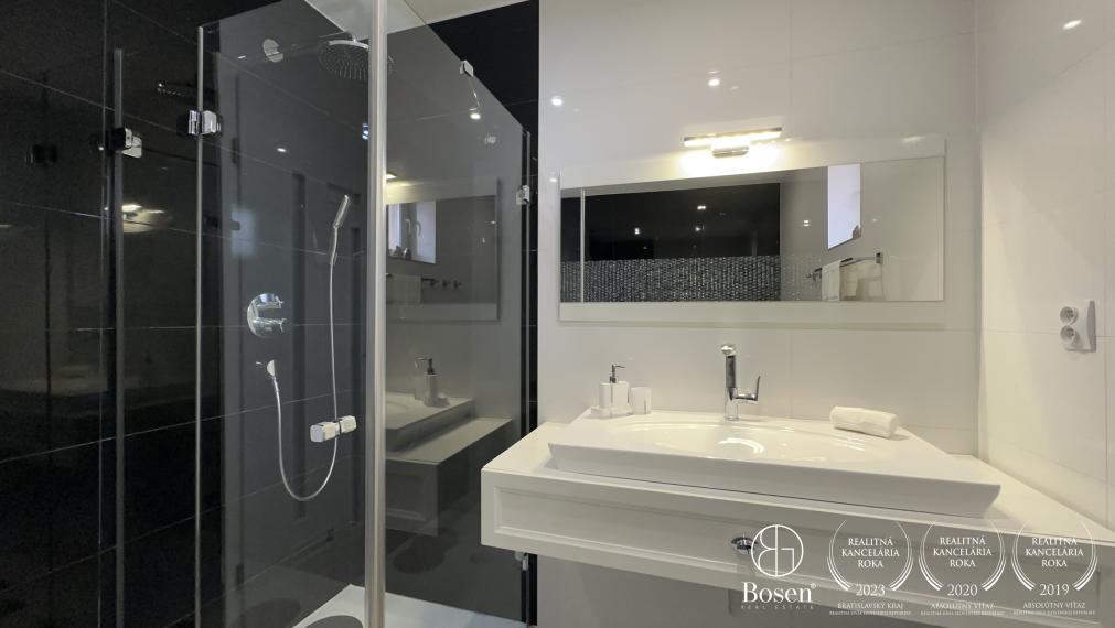 BOSEN | Nadštandardný 4-izbový rodinný dom s vedľajšou budovou v obci Trstice