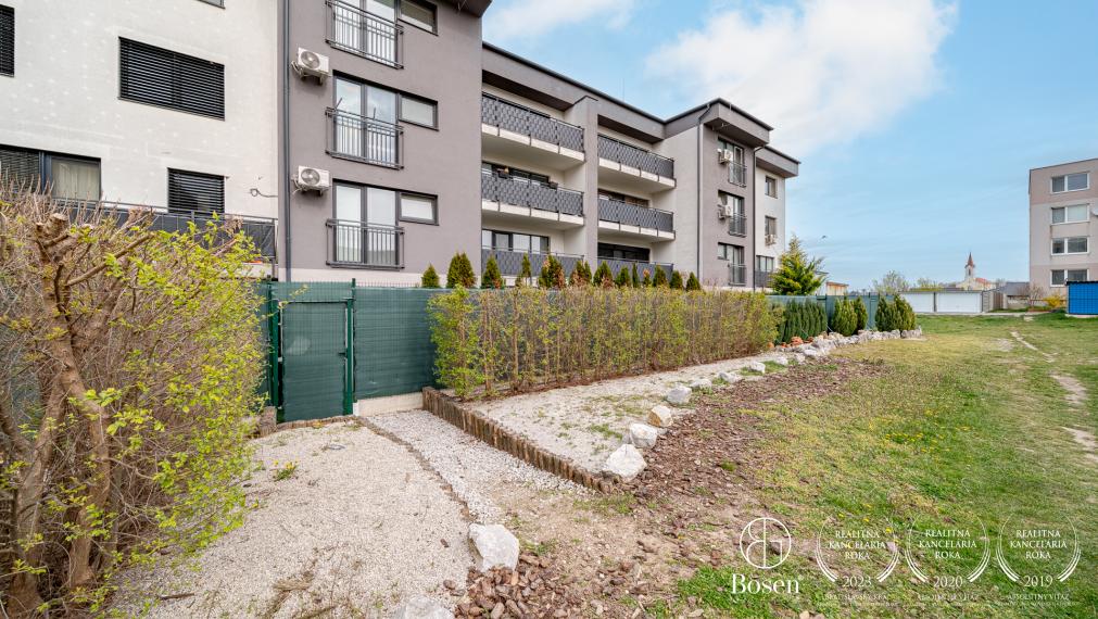 BOSEN| zariadený 3 izbový byt s predzáhradkou, novostavba Rohožník